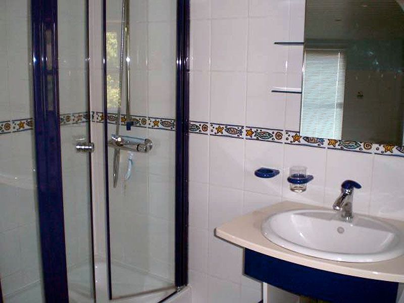 Modernes und sehr geräumiges Badezimmer, Dusche, WC