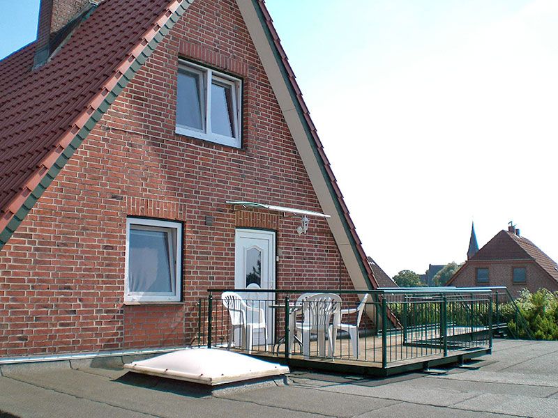 Eingang Zimmer 1 - 4 über die Dachterrasse mit Sitzgruppe.