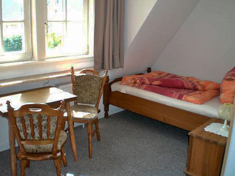 Zimmer Nr. 1 Gemütliches Einzelzimmer, TV und WLAN, Schrank,Tisch und Stühle,  gemeinschaftliche Nutzung von Küche und Bad, schöner Ausblick