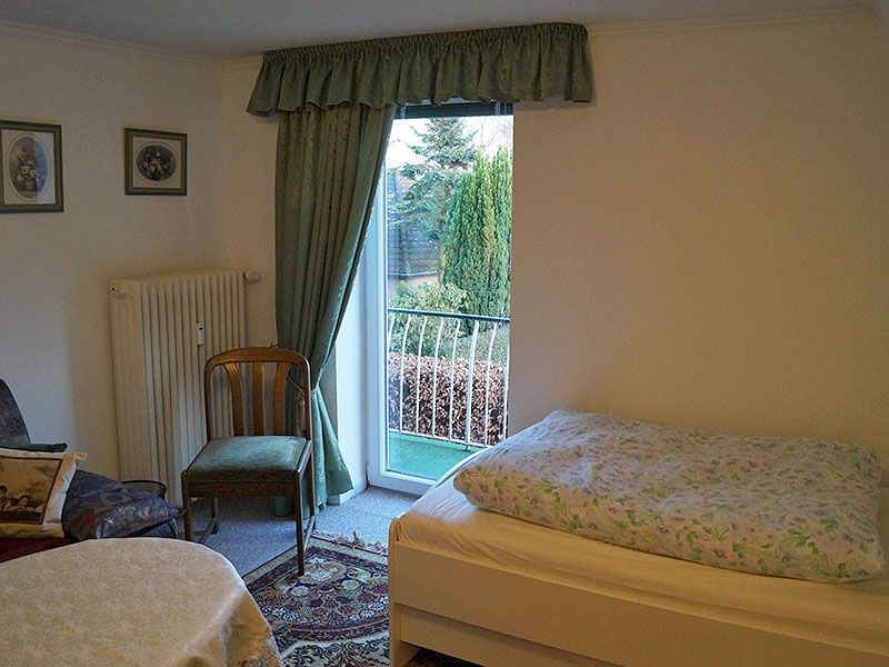 Zwei Einzelbetten, Balkon, Tisch und Stühle, Blick ins Grüne